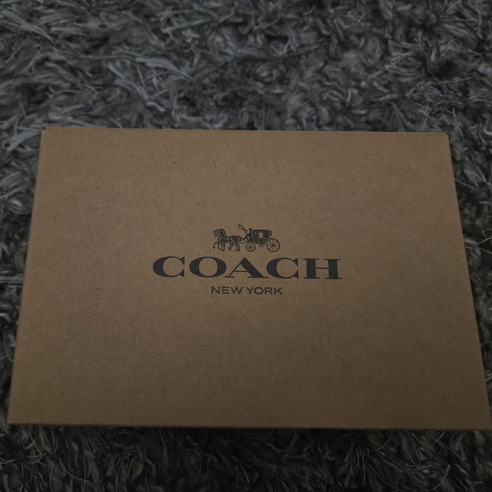 Coach Mittens - Picture 2 of 3